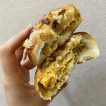 ブーランジェリ･エ･カフェ　オブジェ - お持ち帰り♡タマゴサラダパン♡リベイクが甘かったのか中のタマゴはまだシャリシャリしてたんですがそれでも美味しいんです(早口) リベイクしたお陰でクラストがカリッとしててそれがまた美味…