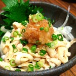 焼き鳥 とりぞう - 鶏皮ポン酢。これがあればチビチビ飲み続けられる。