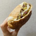 ブーランジェリ･エ･カフェ　オブジェ - お持ち帰り♡お芋フランス♡こちらもお世話になってます！大好き！クラスとカリッ、クラムもっちりなハード生地の中にこれでもかとたっぷり詰め込まれたさつまいも…たまらん…ハーフでこのボリューム、最高ですすき