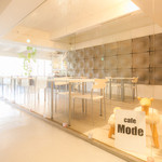 cafe Mode - 堀江公園からの明るい光が入る店内。四季の移ろいを感じます。