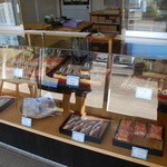 かまぼこ　船松 - ショーケースに並んだ商品