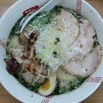 らーめん弥七 - 塩（しそ入り）ちゃーしゅー麺（上方から）