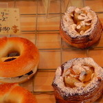 Saku le pain - ブルーベリークリームチーズベーグル（１８０円）