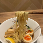 酒肴場 屯 - ツルパツ細ストレート麺の食感も抜群