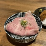 酒肴場 屯 - 白ご飯¥150に冷やしらぁ麺トッピングのレアチャーを乗せてSPチャーシュー丼に！
