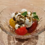 YOURS DINING IKEBUKURO - トマトとモッツァレラチーズのサラダ 600円600円