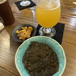 奄美大島料理 かめ - もずくと付き出しと本日の地ビール