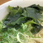たも屋 - わかめ＆ネギを投入！
胡椒を加えてスパイシーな和風中華そば。
ラー油を加えると更に旨いっ！