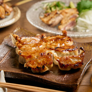備長炭で焼き上げる【鮮度抜群の焼鳥】。酒の進む逸品料理も♪