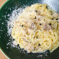 熟成魚のカチョエペペ　レモンとチーズのソース　生胡椒のアクセント