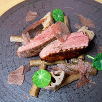 ジューシーな鴨ロース肉の薪焼き　赤ワイン塩のチュイール