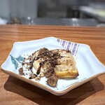 Refugeforestiere 五島 - ◆焼き上がったばかりの「バナナケーキ」に「バニラアイス」を添えて。 バルサミコ酢と中国のスパイスがかけられています。