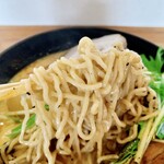 麺屋　たか - 細縮れ麺がスープに良く絡んで美味しい