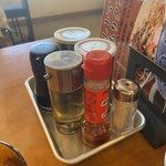 極濃タンメン フタツメ - 一味やコショウも美味しさ増す