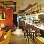 アンディカフェ - カウンターとテーブル