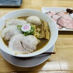 ぶたのほし - とんこつ煮玉子ラーメン(大盛り)+モモ肉チャーシュー