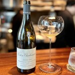 蒼 - こりゃ、とんでもないワインだ！
      私のシャルドネ歴で、最高峰かも。
      香り、味わい、余韻の黄金比がこのグラスに詰まってる。
      しっかりした背筋としなやかさのバランスが良くて、海老のインパクトに負けません♪