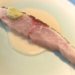 蒼 - シェフがSNSに上げるほど、見事な2.4kgの縞鯵。
      お写真からも重層的なサシの入り方に惹かれましたが、実際のインパクトはそれ以上！
      お米と甘酒ソースが爽やかで、このコクを受け止めるベストパートナー♪