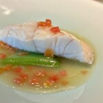 蒼 - これまた大きな羽太！
      もう見ての通りのぶりんぶりん！噛むと、大袈裟じゃなく歯を押し返して来ます。
      滲み出す旨味と、シェフお得意の爽やかな仕立てのソースが、歓喜を呼んで来ます。