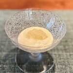 蒼 - これは、幸せなトウモロコシのスープ。
      ただ甘さが強調されている訳ではなくて、トマトのジュレの爽やかな酸が、お互いを引き立てます。