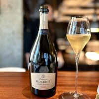 蒼 - 安定のキュヴェ・エメラ。
                  杏みたいな、少しノスタルジーを感じるシャンパーニュ。
                  心地いい…