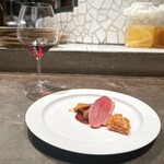 ドンブラボー - 鴨
      （北海道産スノーホワイトチェレバレーの薪火焼き、鳥のレバーペースト、パイ生地、赤ワインソース）