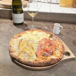 ドンブラボー - ピザ
      （山利のしらす＆カラスミ・きのこ・クアトロフォルマッジ）
      
      