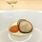 CHIUnE - 原木椎茸、卵黄、じゃが芋ピューレ