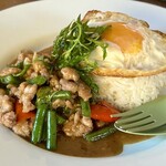 カフェモン - お姉さんが育てたフレッシュガパオ、とってもいい香りで美味しい〜ｳﾏ━ (●>艸<) ━ｽ!!!
      タイ風揚げ焼き目玉焼きもGOOദി˙◡･)