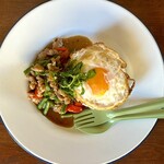 カフェモン - フレッシュガパオのガパオライス（¥980税込）
      真っ白なお皿に可愛らしいアルミ製スプーンとフォーク。いつもながら美しい盛り付け♡