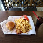 メロンファーム - 料理写真:■『ポテトL』を注文する場合
ドリンクも増量して『ドリンクМ』にすることを
強くオススメする❔

その理由はこのあと、すぐに判ることに❔（笑）

■このお店は水、おしぼりの提供がない