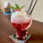 カフェモン - 美しい赤と白のマーブルグラデーション♪
      添えられたミントの葉とペンタスの花が可愛い(*´꒳`*)♡
      ボリュームもたっぷりﾃﾞｽ！