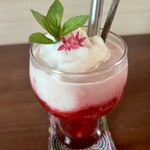 カフェモン - 季節のスムージー・プラム（¥550税込）
      お店の畑で採れた旬のプラムとヨーグルトのスムージー。
      ビジュアルだけじゃなくとっても美味しい♪(´˘`๑)"