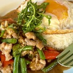 カフェモン - 肉々しい極粗ミンチがいかにもタイ屋台の流儀♪
      それにしてもプリックたっぷりで辛い〜炎>(~Q~;;)HOT