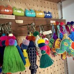 カフェモン - とぼけたネコブローチにゾウさんのストラップ( ¯꒳¯)ｶﾜﾕｽ✿
      タイはチェンマイで買い付けてきた小物たち、かな？