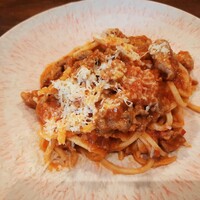 Eccomi - たっぷり削ったペコリーノチーズがいい香り～！プリッとコシのある自家製キタッラはシコシコの歯応えで、コクのあるピリ辛トマトソースが合う～