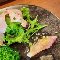 Eccomi - 脂乗り抜群の鯵のカルパッチョは、キラキラ宝石みたいなカラフルな野菜と爽やかな酸味のソースがマッチ♪新鮮なサラダにはなめらかなモルタデッラが合う！