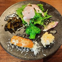 Eccomi - シックな黒いプレートにお料理が映える～！ハムに鮮魚、野菜のお料理まで華やかで凝った前菜盛り合わせ