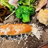 Eccomi - トロリと柔らかいナスのローストはコク深いトマトと野菜のペーストにペコリーノチーズ、ポテトサラダは粒マスタードや卵の風味がリッチ♪珍しい春ワカメのマリネもレモンやハーブがサッパリ爽やか