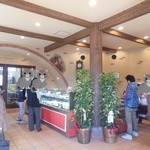 パティスリー ラ・モナミ - ホールの様に広々とした店内