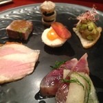 ラパルタメント ディ ナオキ - 〆さば
                                ホタテのムース(鶉の卵とカラスミのせ)
                                アボカドとエビのタルタル
                                豚の首
                                パテ・ド・カンパーニュ
                                豚足と牛蒡のピンチョス