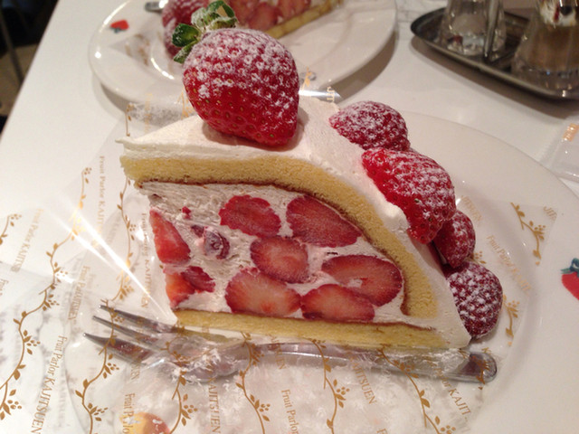 大きいケーキ By ちゃんろみ 果実園 東京店 東京 フルーツパーラー 食べログ