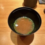 恵比寿 鮨 ふじまさ - シジミの赤だし
      
      染み入るような滋味深いシジミと赤味噌の味