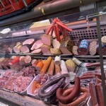 Butcher Matthias Eisenreich - 様々なソーセージ達が並ぶ