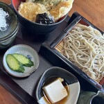 手打ちそば いちい - 舞茸、人参、ピーマン、玉ねぎの天ぷら
      