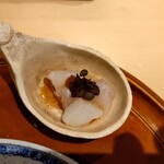 銀座 しのはら - 琵琶の器）鱸と烏賊の油通し　ちり酢で味付け