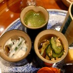 銀座 しのはら - （竹のお猪口）三度豆と赤蒟蒻と冬菇真薯の白和え、焼いた帆立とスナップエンドウのずんだ餡かけ、鱧と胡瓜の酢の物