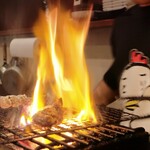 やきとり 正や - 何かを炭火焼き中
