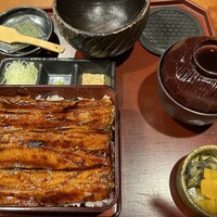 銀座 玉ゐ - 箱めし(中箱)、お椀によそいます。出汁が別で出ます