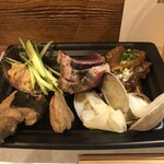 麹町いづみや しろ - [おつまみ：5品]・りゅうきゅう・赤貝ひも醤油漬け・浅利酒蒸し・エイヒレ煮付け・鰹